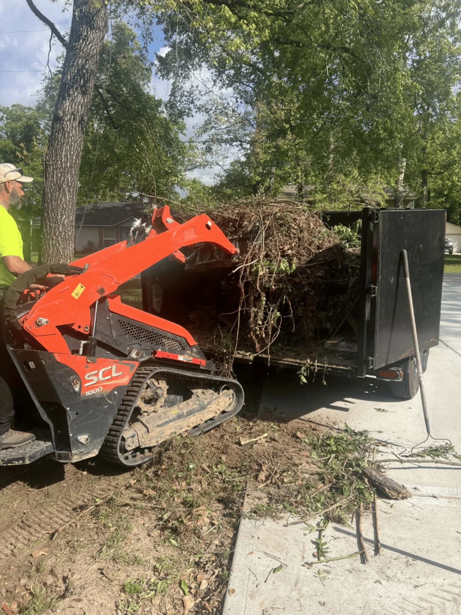 Tree debris hauling and land cleanup service Houston area